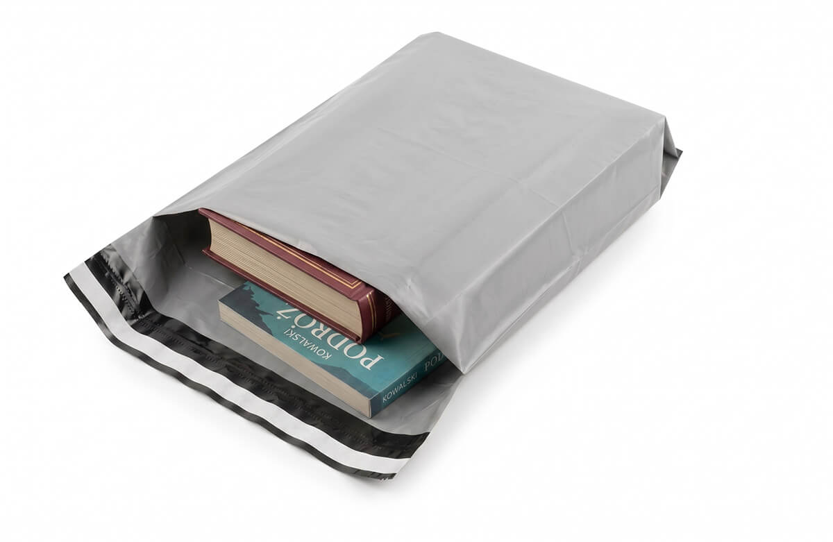 Foliopak ekologiczny z recyklatu z książkami w środku – zdjęcie produktowe zmodyfikowane z użyciem narzędzi AI – gralapack.com.pl