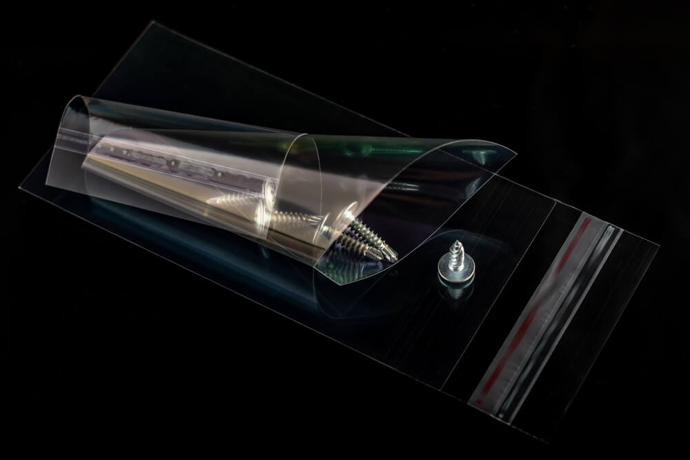 Transparentny woreczek z celofanu z zamknięciem na pasek klejowy zawierający śruby – gralapack.com.pl 