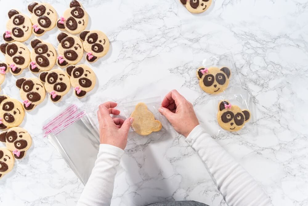 Ozdobne, ręcznie robione ciasteczka w kształcie pandy, pakowane do celofanowych woreczków z paskiem klejowym – gralapack.com.pl