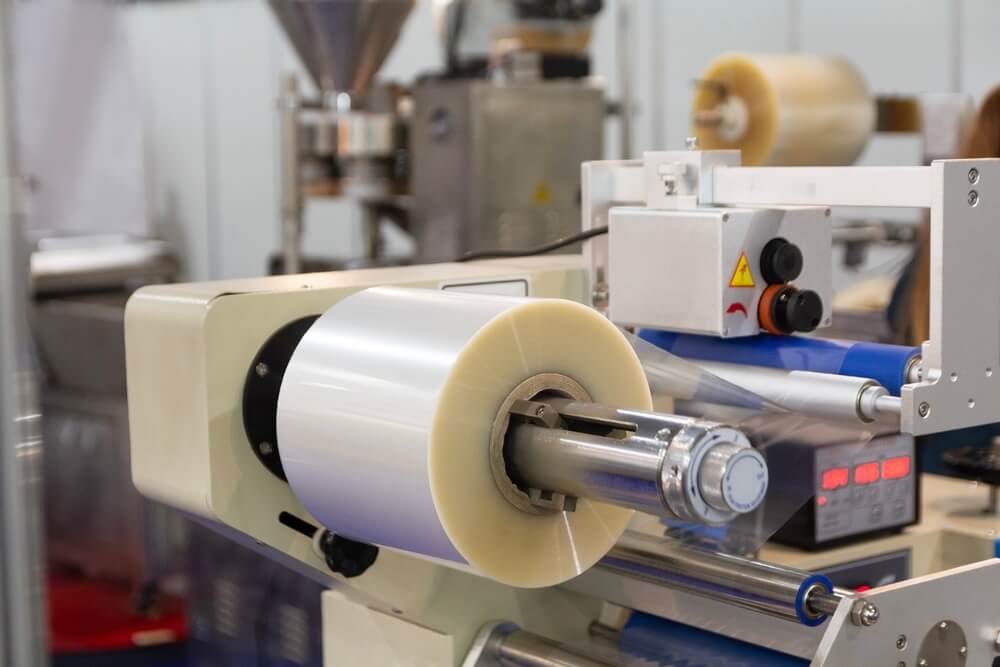 Rolka folii HDPE na w maszynie do pakowania – gralapack.com.pl