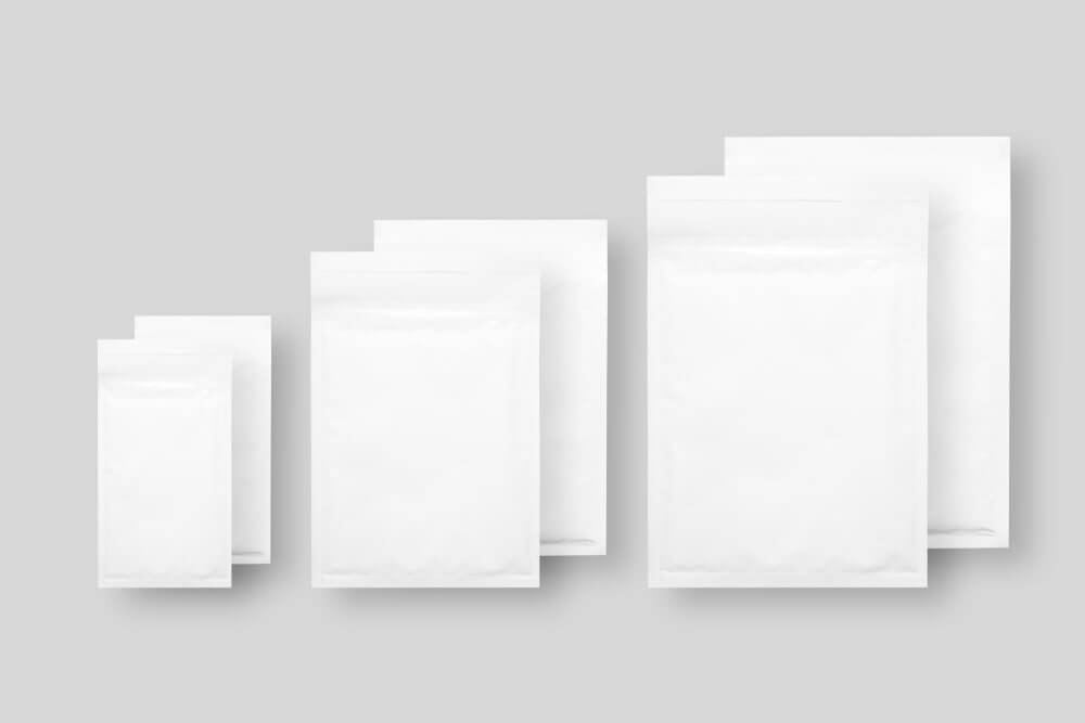 Białe koperty bąbelkowe w różnych rozmiarach – gralapack.com.pl