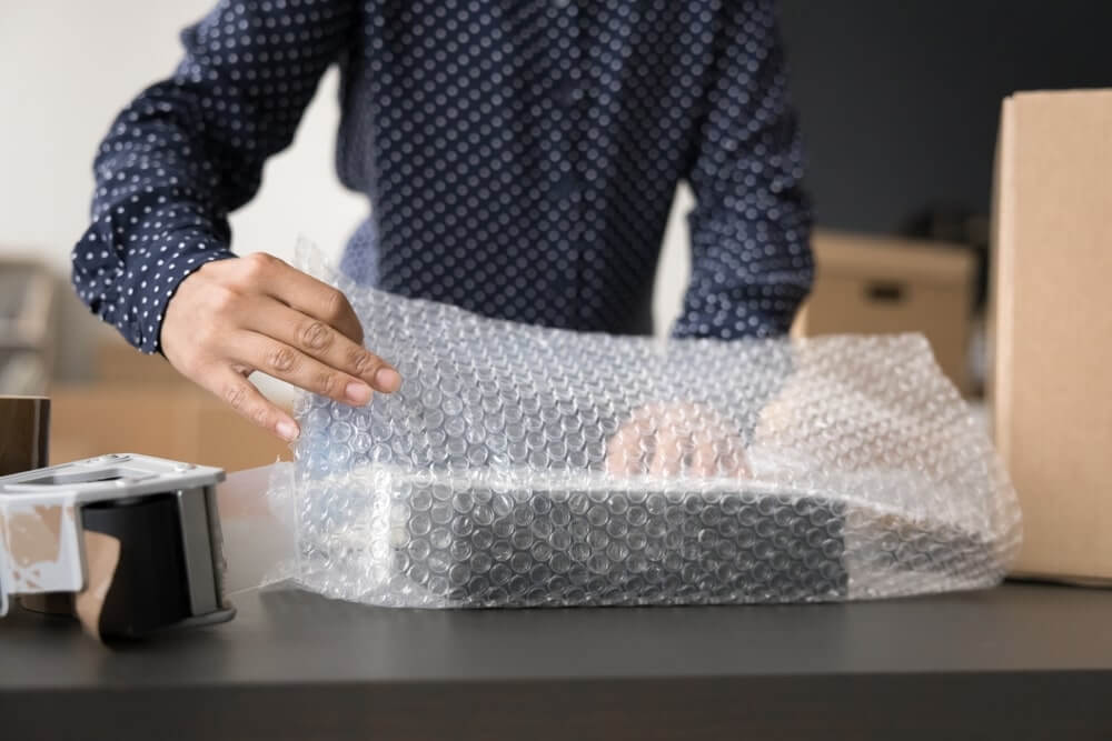Pakowanie zamówienia do wysyłki – zabezpieczenie przesyłki warstwą folii bąbelkowej – gralapack.com.pl