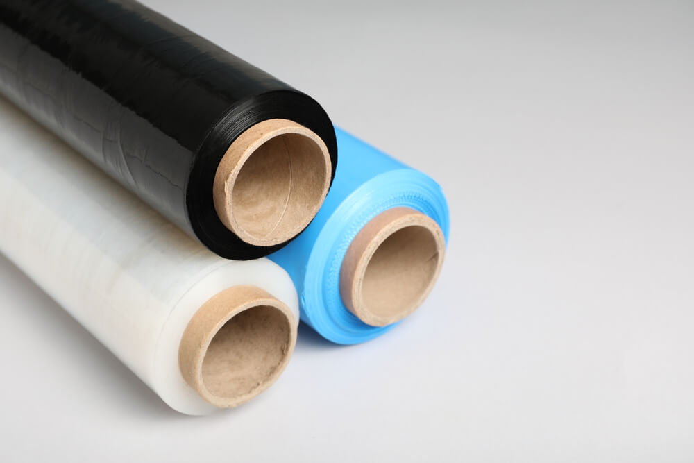 Trzy rolki folii stretch – przezroczysta, czarna i niebieska – gralapack.com.pl