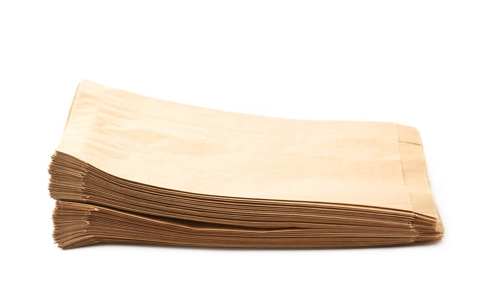 Stos papierowych torebek do pakowania z ekologicznego, ciemnego papieru – gralapack.com.pl