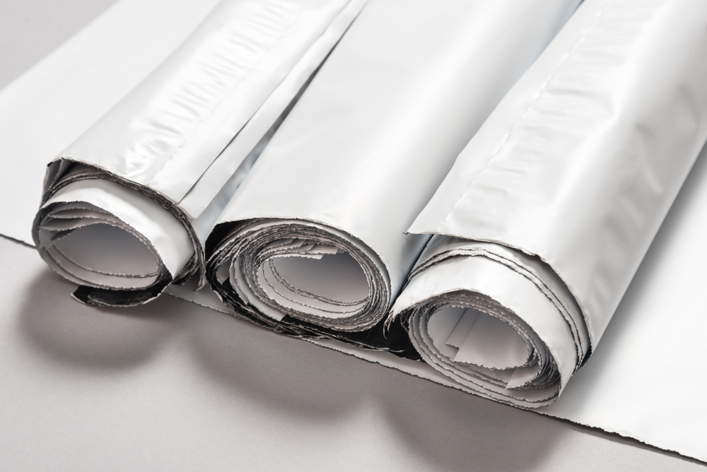 Zwinięte w rulony foliopaki do pakowania paczek w białym kolorze - gralapack.com/pl